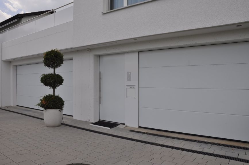 2 Garagen-Sektionaltore (Tormotiv L-Sicke, Oberfläche Silkgrain ) und 1 Haustüre ThermoSwiss 65 (Motiv 010 )