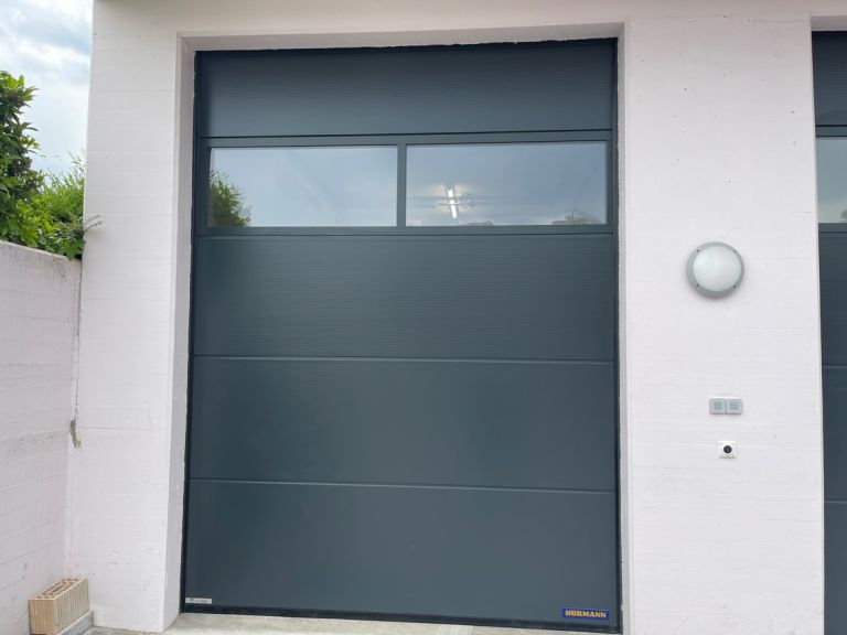 Industrie-Sektionaltore SPU F42 mit Verglasungsrahmen