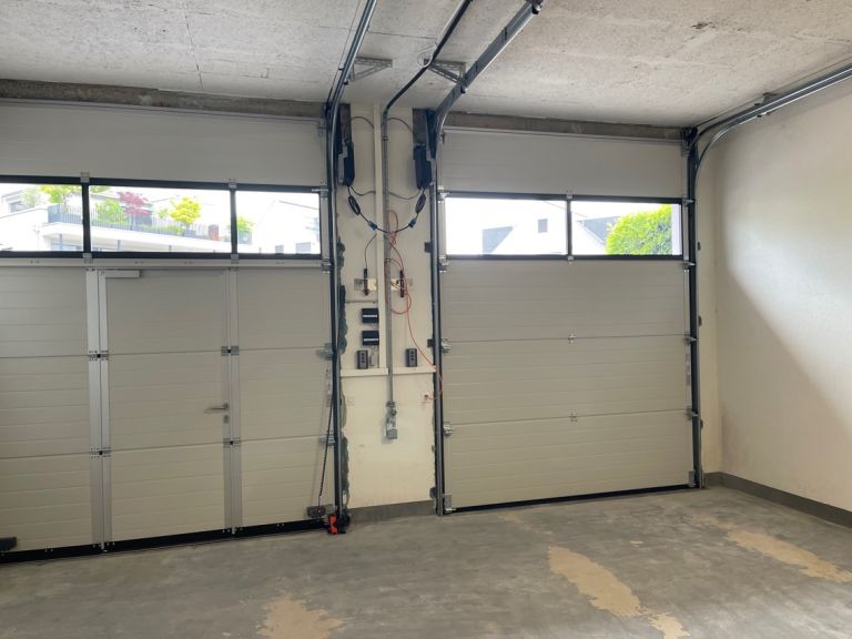 Industrie-Sektionaltore SPU F42 mit Verglasungsrahmen