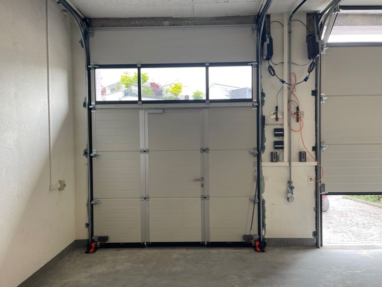 Industrie-Sektionaltore SPU F42 mit Verglasungsrahmen