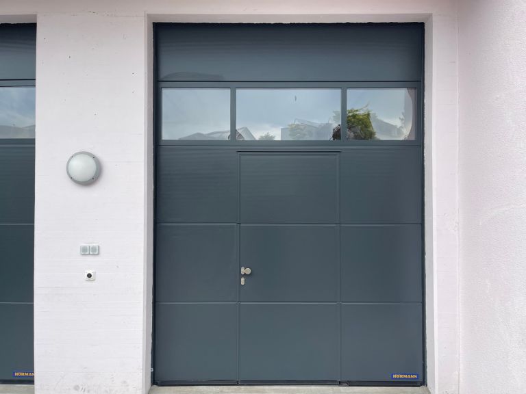 Industrie-Sektionaltore SPU F42 mit Verglasungsrahmen