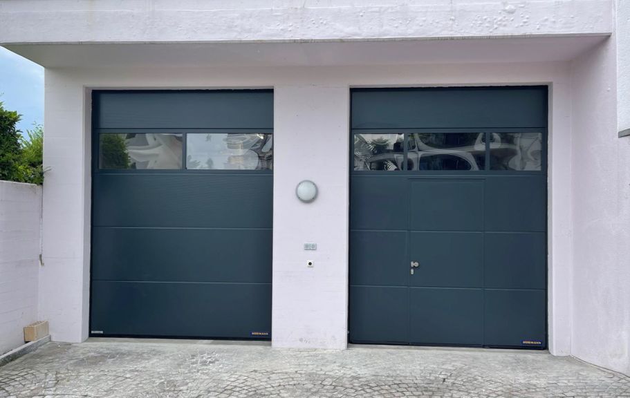 Industrie-Sektionaltore SPU F42 mit Verglasungsrahmen